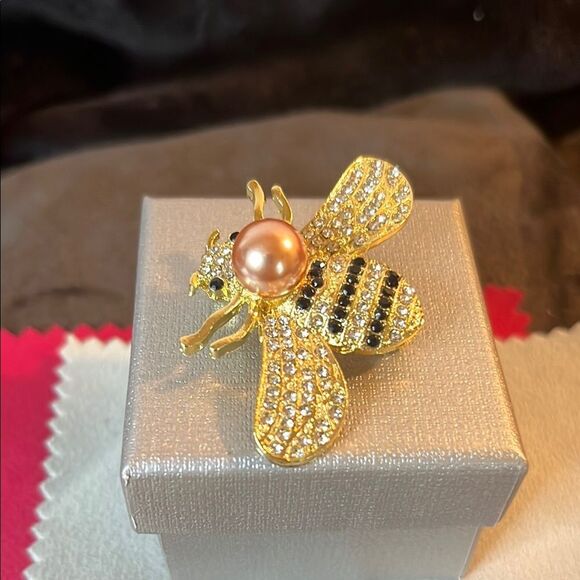 Crystal Bee with Pearl in Goldtone  Brooch - Picture 1 of 7